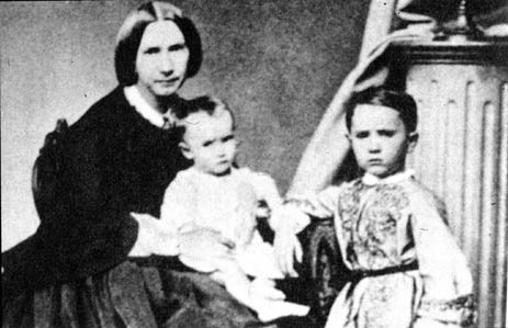 Carlos con su madre y su hermana
