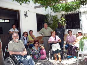 Foto de los participantes al fin de semana en el patio de la casa